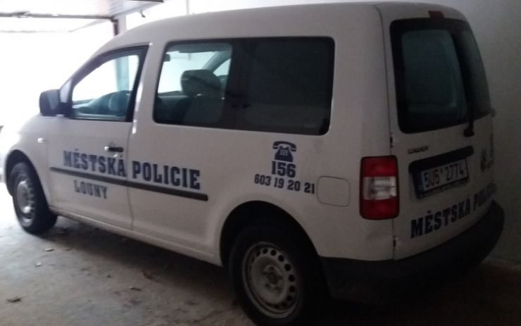 Městská policie v Lounech nabízí k prodeji služební vozidlo VW Caddy