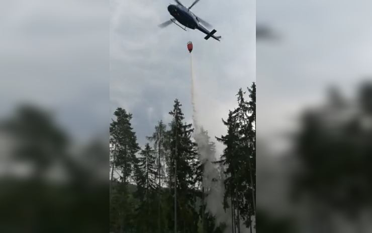 VIDEO: Hasiči tří krajů už několik hodin bojují s lesním požárem na Lubenecku