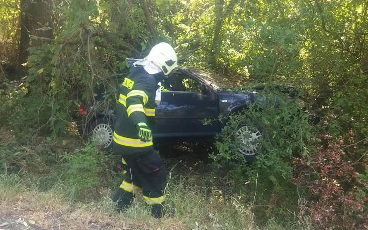 AKTUÁLNĚ OBRAZEM: Auto u Staňkovic zmizelo v zeleni vedle silnice, dva zranění
