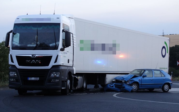 AKTUÁLNĚ OBRAZEM: V serpentinách u Žiželic se srazil kamion s osobním autem