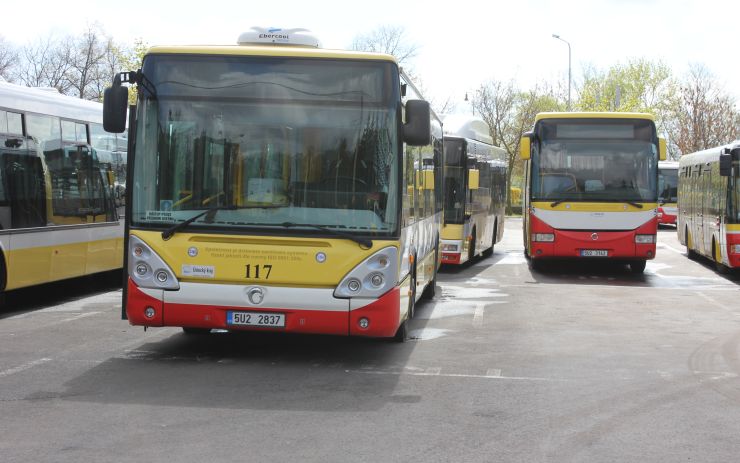 Mladíky z Lounska zlákaly zaparkované autobusy, hledali v nich peníze