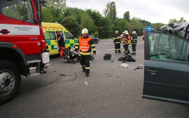 V Žatci se srazila dvě osobní auta, jedno skončilo v plamenech