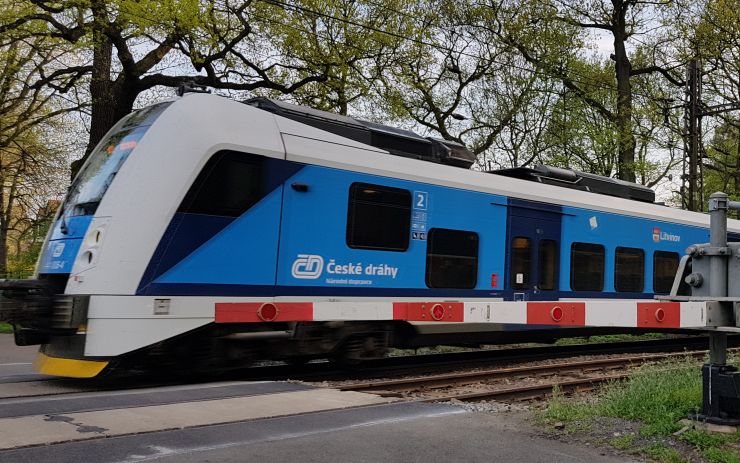 Na železniční trati mezi Louny a Lenešicemi dojde k několikadenní výluce. Vlaky nahradí autobusy