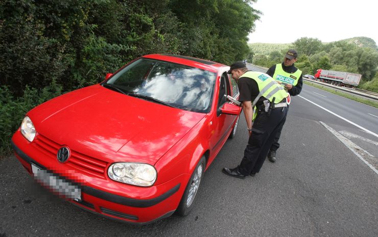 Mladík usedl za volant i přes zákaz řízení, vyjel si pro cigarety