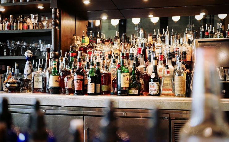 Krádež v lounském baru: Muž sebral barmance tržbu, lupu si dlouho neužil