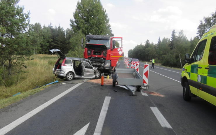 Těžká nehoda na silnici na Prahu. Řidič zřejmě usnul za volantem a čelně narazil do náklaďáku