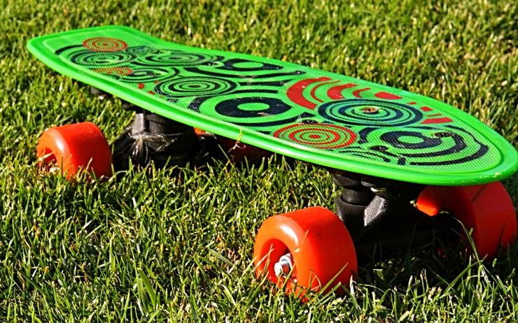 Kvůli pennyboardu se strhla rvačka. Odneslo to tělo i čelní sklo u auta