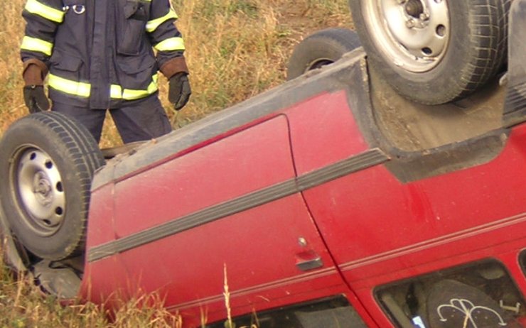 Auto se v Blšanech převrátilo na střechu, řidič musel do nemocnice