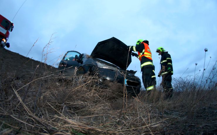 Havárie na Lounsku: Osobní auto skončilo v příkopu, dva lidé byli zraněni