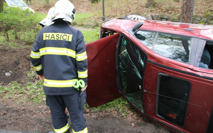 Řidič nezvládl řízení, jeho auto skončilo na boku. Zraněný muž zůstal zaklíněný ve voze