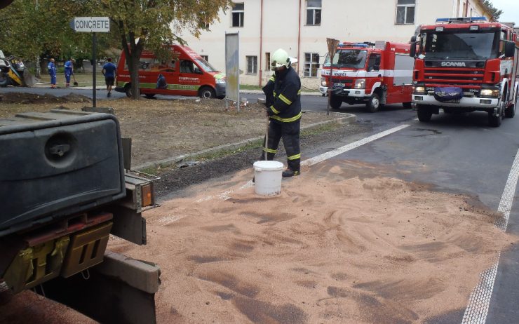 OBRAZEM: Z poškozeného stroje uniklo na silnici větší množství oleje