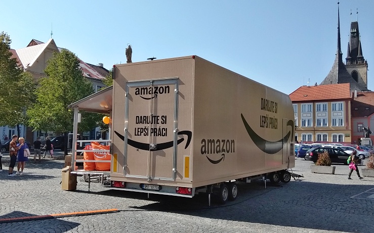 Amazon na náměstí v Lounech hledal nové pracovníky