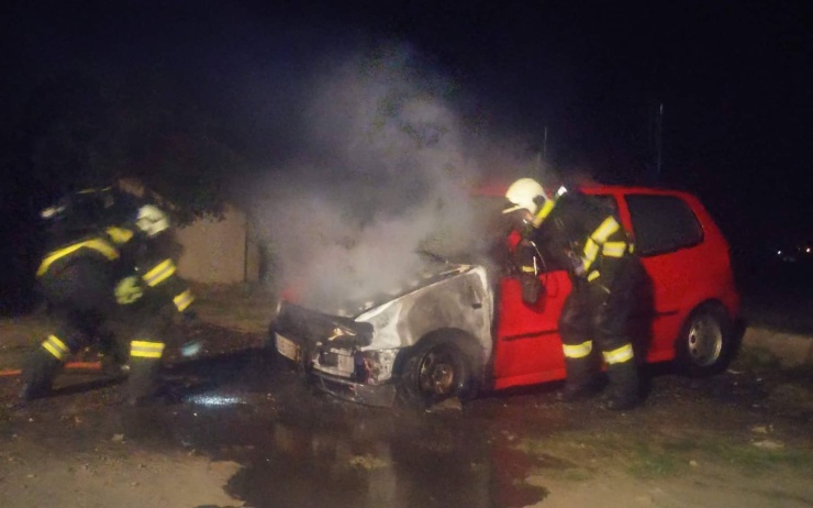 Žatečtí hasiči vyjížděli večer do ulice Jana Herbena, hořelo tam osobní auto