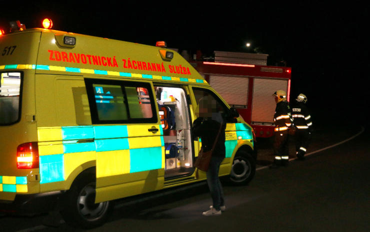 AKTUÁLNĚ: Při večerní nehodě v Blažimi se zranila řidička, pomohli jí záchranáři z Mostu