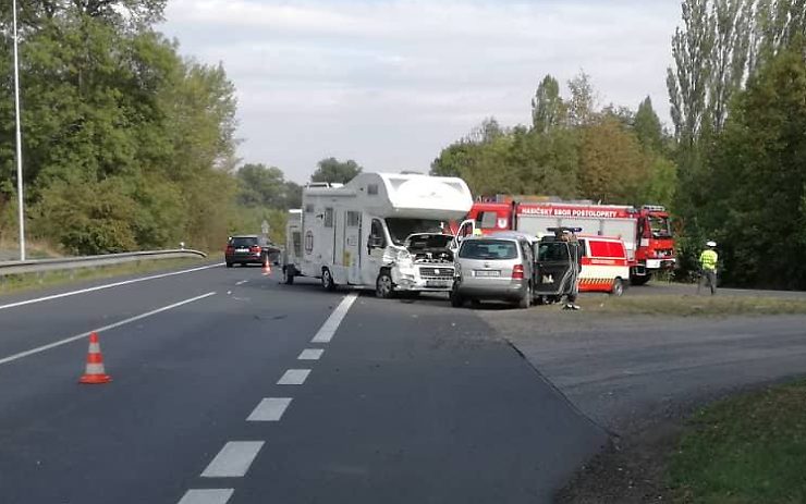 PRÁVĚ TEĎ: Na silnici na Prahu se srazil karavan a osobní auto, zasahují všechny složky záchranářů