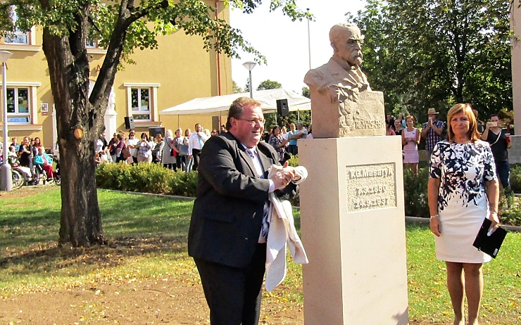 Odhalení busty prezidenta sledovaly stovky lidí