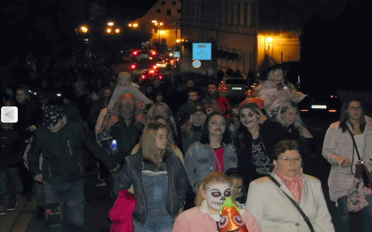 OBRAZEM: Žatcem prošel strašidelný průvod. Tradiční Halloween přilákal stovky lidí