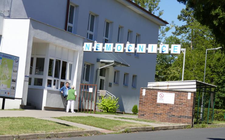 V žatecké nemocnici stále chybí lékaři! Lůžková část dětského oddělení i porodnice zůstávají dál zavřené