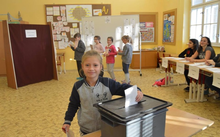 OBRAZEM: Žáci základní školy v Postoloprtech volili do žákovského parlamentu