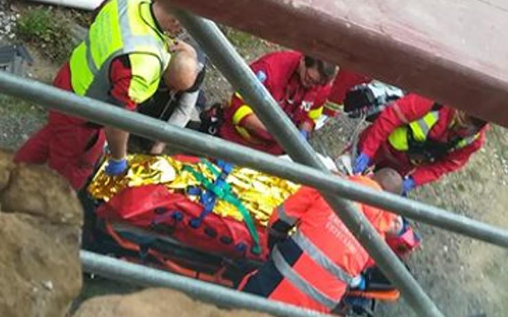 AKTUÁLNĚ VIDEO: Pád dělníka z lešení ve Vroutku. Pro zraněného muže přiletěl záchranářský vrtulník