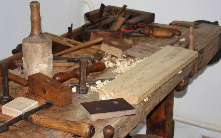 Jací byli naši předci řemeslníci? Muzeum v Lounech přibližuje návštěvníkům dobu dřevěnou