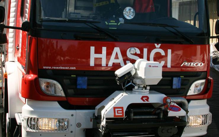 Těžká havárie na silnici z Loun do Prahy! Řidič po srážce s nákladním autem na místě zemřel