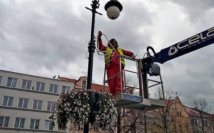 Zajímavost: na sloupech už visí vánoční ozdoby