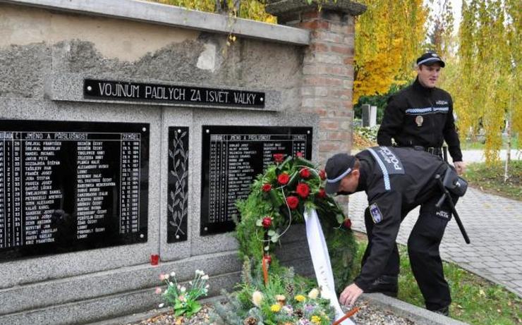 Všichni jste zváni. Zastupitelé města Louny budou symbolicky pokládat věnce k pomníkům obětem války