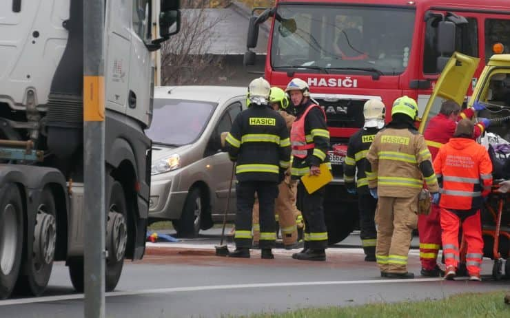 AKTUÁLNĚ: Tragická nehoda osobáku s kamionem uzavřela silnici na Prahu. Dva lidé při ní zemřeli