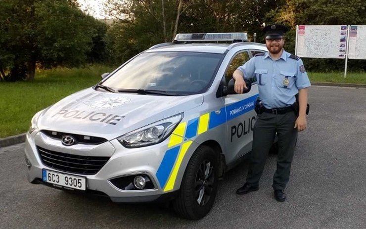 VIDEO: Hrdinský čin policisty v Žatci! V hořícím bytě chránil ženu, než přijeli hasiči