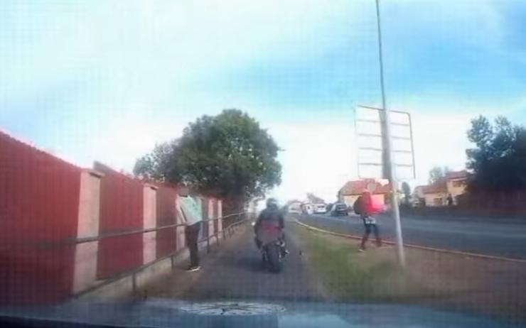 VIDEO: Policejní honička v Lounech. Lidé na chodníku museli před zdrogovaným motorkářem uskakovat!