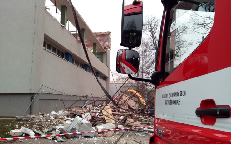 PRÁVĚ TEĎ: Na stavbě na lounské základní škole se zřítila část zdi
