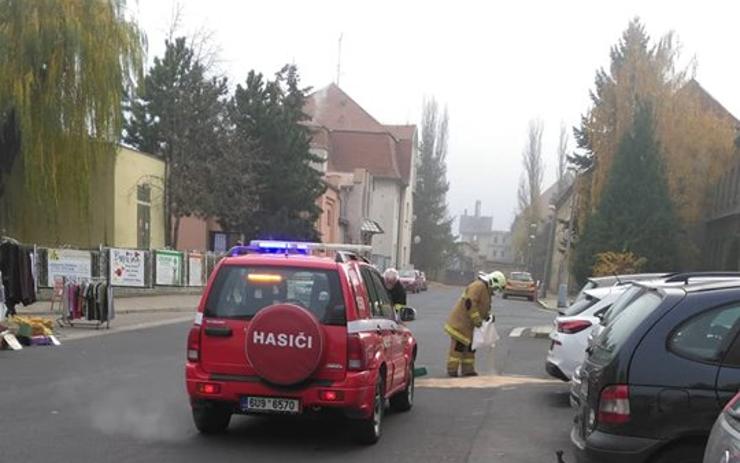 AKTUÁLNĚ: Postoloprtští hasiči vyjížděli k obchodnímu domu, odstraňovali ropnou skvrnu