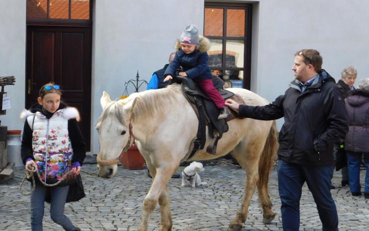 Ukázka tradičních řemesel, dobové stánky, jízda na ponících. Tradiční Advent chystá Dvůr u Svatého Jakuba