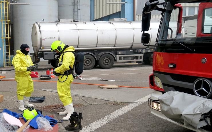 V uhelné elektrárně unikala močovina, hasiči ji cvičně zlikvidovali