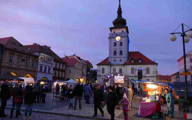 Advent na žateckém náměstí: Vánoční trhy doplní běh, historické centrum rozzáří vánoční výzdoba