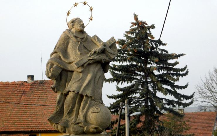 Rozpadala se a byla terčem vandalů. Město Žatec zachránilo sochu svatého Jana Nepomuckého u Milčevsi