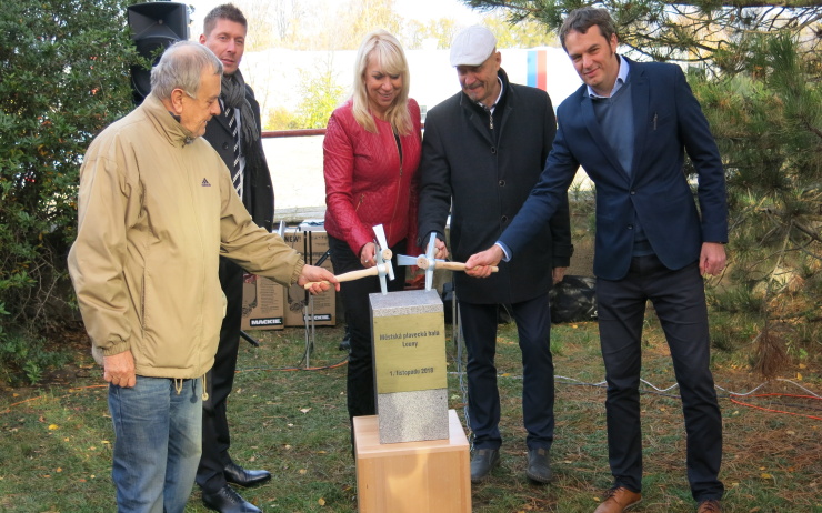 OBRAZEM: Kladívka a šampaňské slavnostně odstartovaly stavbu nové plavecké haly v Lounech