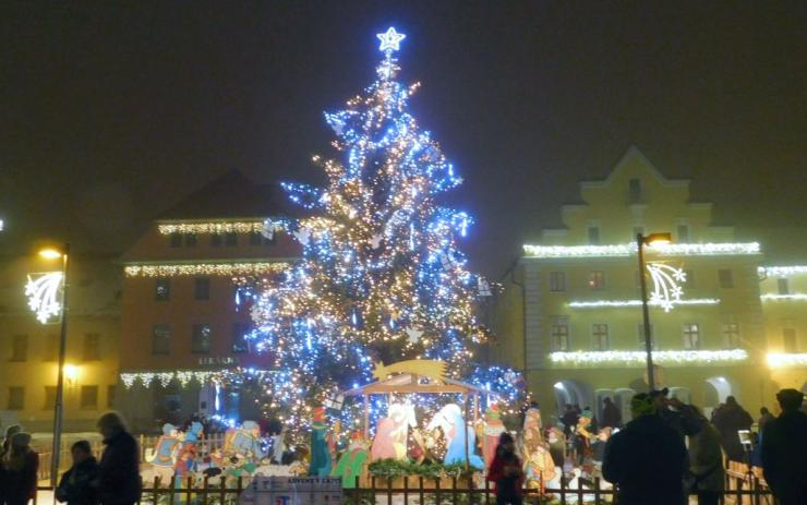 OBRAZEM: Advent v Žatci zahájilo rozsvícení vánočního stromu