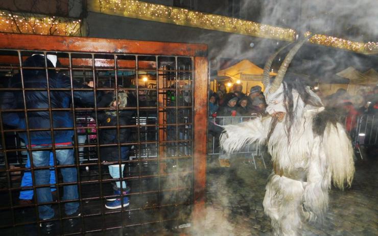 FOTO: To byla jízda! Tradiční Krampus show v Žatci přilákala i v dešti tisíce lidí!