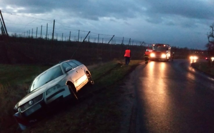 AKTUÁLNĚ: Auto mezi chmelnicemi narazilo do značení a sjelo ze silnice