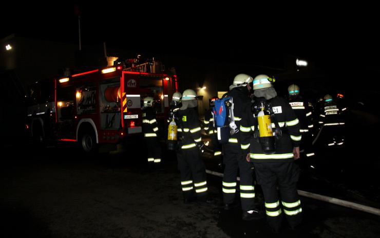 Noční požár na Lounsku: Stodola se ocitla v plamenech, zasahovaly tři hasičské jednotky