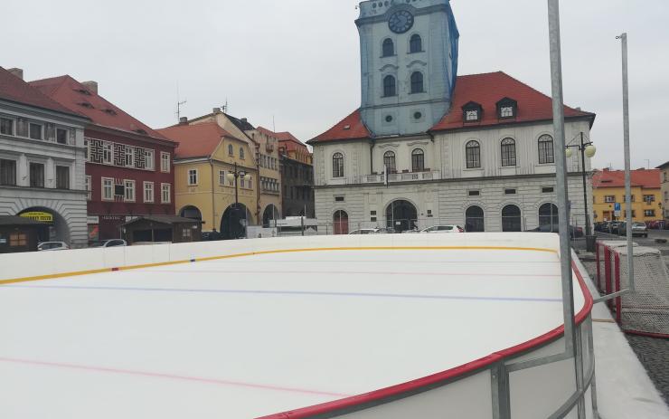 Otevřeno! Žatec zahájil provoz mobilního kluziště na náměstí