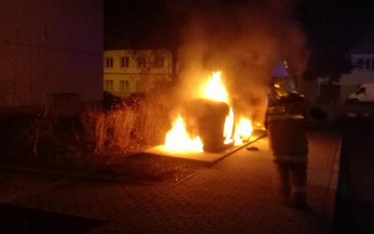 Požár v Postoloprtech, planý poplach u Nexenu, auto v příkopu. Takové byly Vánoce hasičů na Lounsku