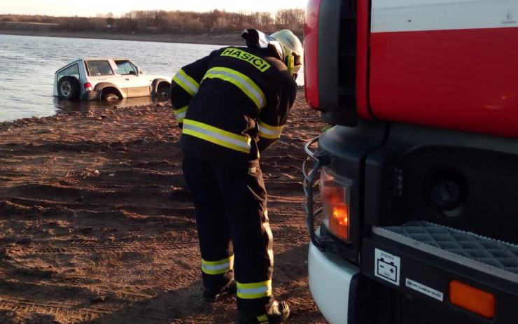 OBRAZEM AKTUÁLNĚ: V nechranické vodní nádrži našli napůl utopené auto