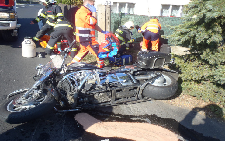 OBRAZEM: Vážná nehoda motorkáře na Žatecku. Pro zraněného muže přiletěl záchranářský vrtulník
