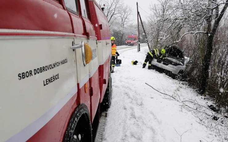 AKTUÁLNĚ OBRAZEM: Smyk na sněhu a pak rána. Auto u Lenešic vylétlo ze silnice