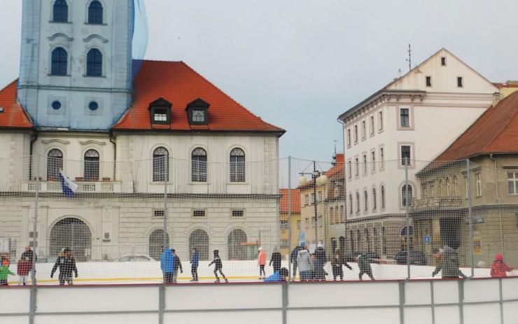 Aktuálně ze Žatce: Kluziště na náměstí je kvůli technické závadě mimo provoz