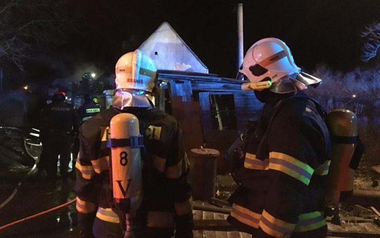 OBRAZEM: Noční požár v Podbořanech, hasiči likvidovali plameny v dýchacích maskách