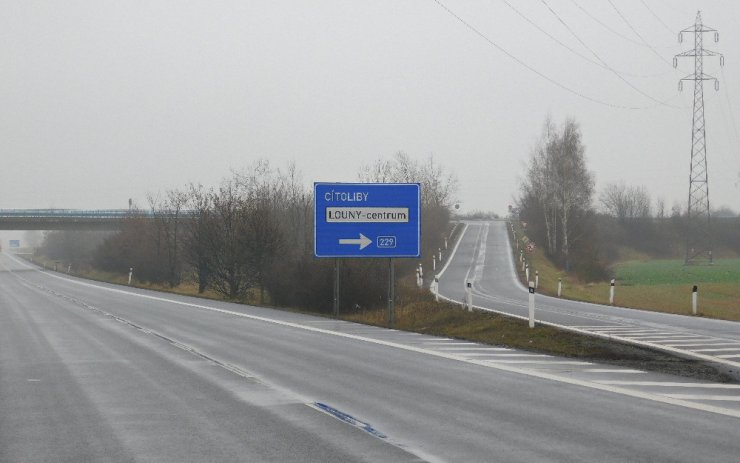 Kvůli dostavbě dálnice na Prahu u Loun musí silničáři zrušit tuto mimoúrovňovou křižovatku